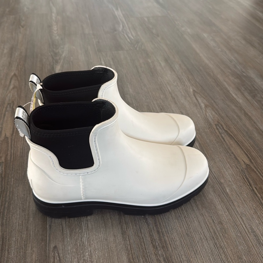 NEW UGG Droplet Rain Boots Womens 9 White Black Waterproof